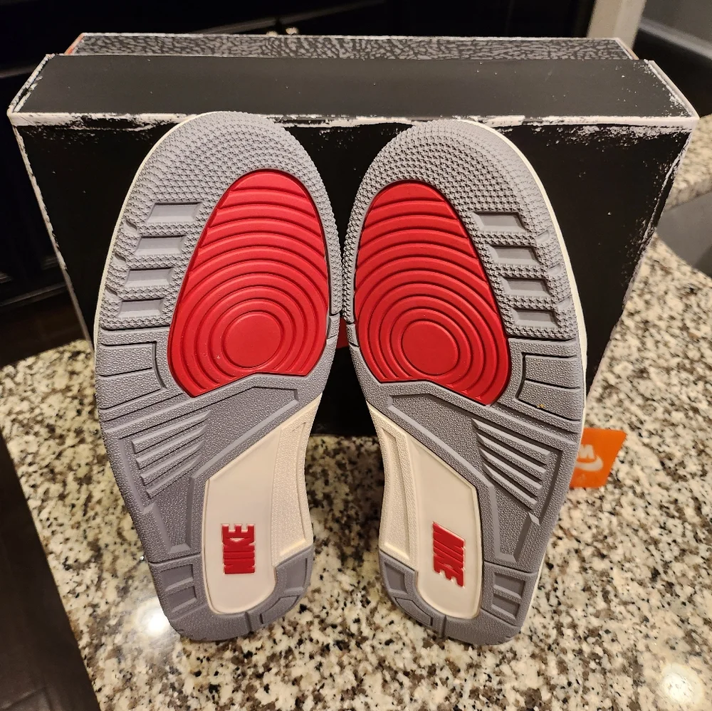 Air Jordan 3 Retro Cement Reimagined - Picture 3 of 4